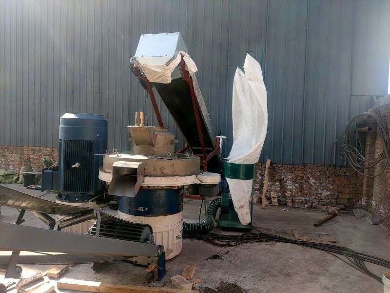 杂木木屑颗；+皮带运送机