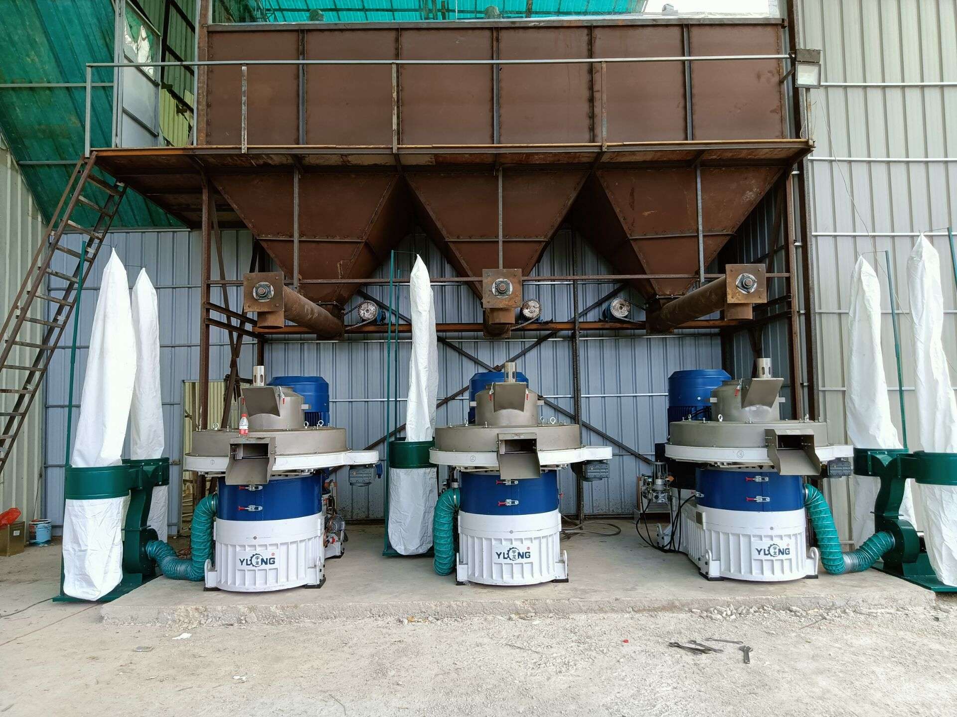 南宫ng28牌 3台生物质颗粒制；