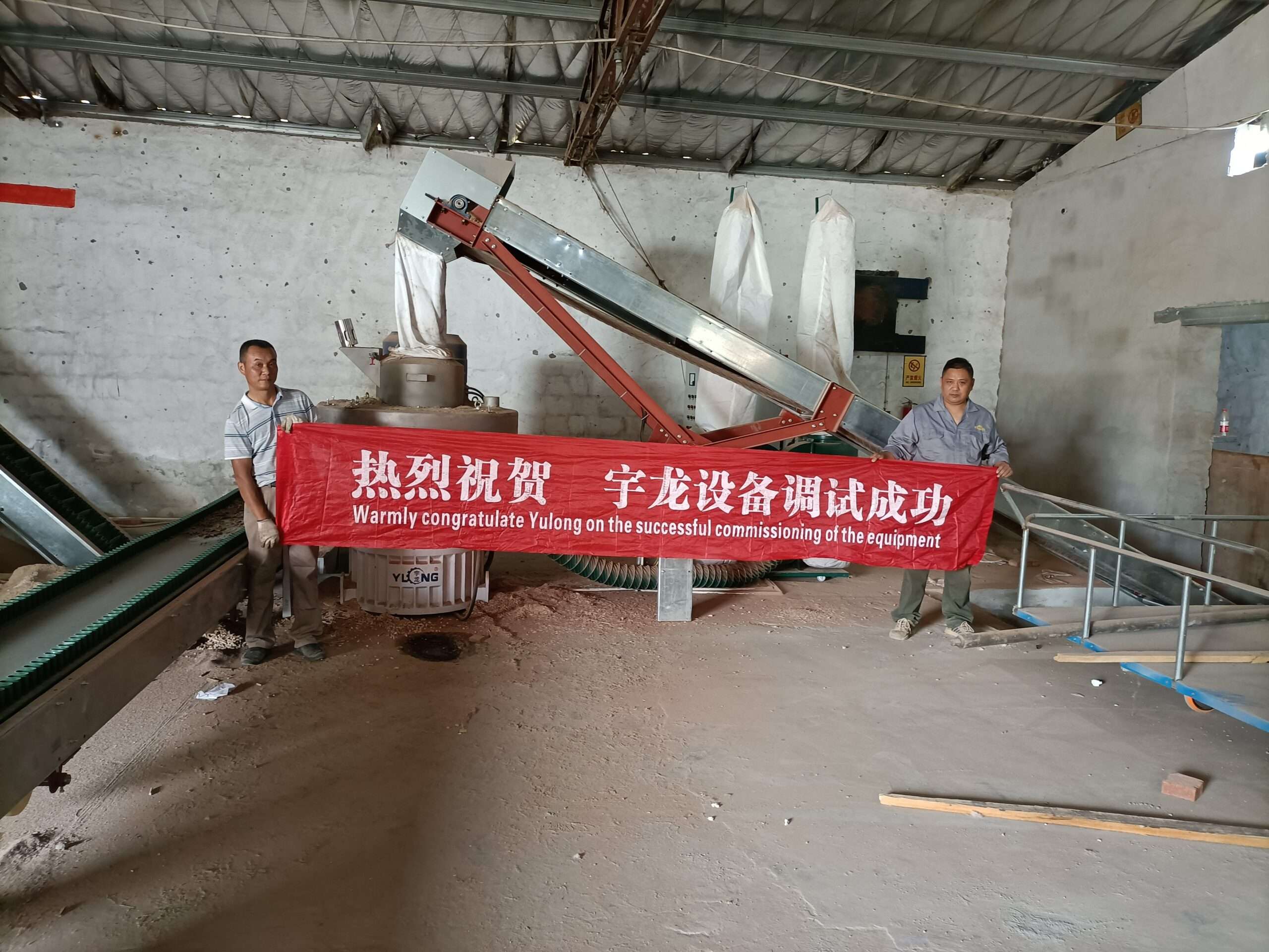 手艺员与客户合影