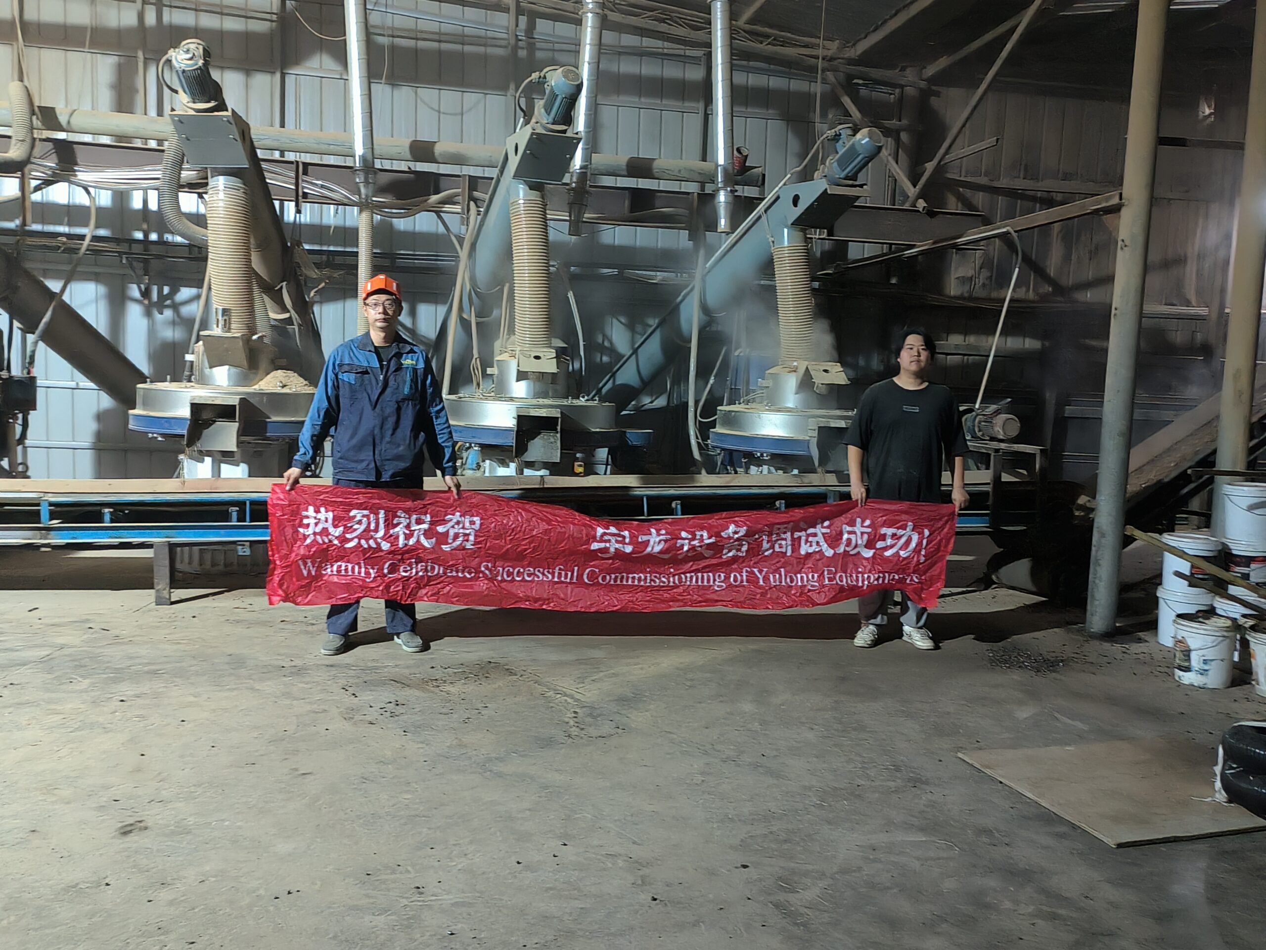 山东南宫ng28手艺员在客户处合影留念